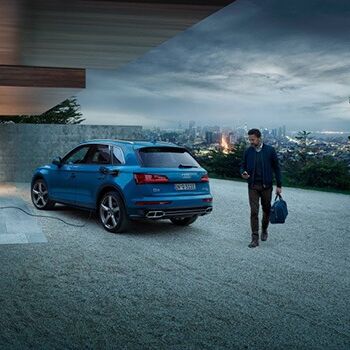 Ein Mann verlässt ein modernes Gebäude.