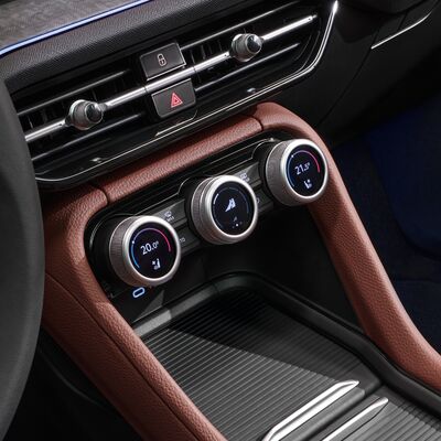 Detailansicht eines Armaturenbretts mit Klimareglern und Belüftung. Škoda Auto Röhr.